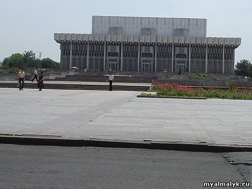 Дворец дружбы народов. Дворец дружбы народов Ташкент. Дворец дружбы народов Челябинск. Сцена дворец дружбы народов Ташкент. Ташкент дворец дружбы народов фото.